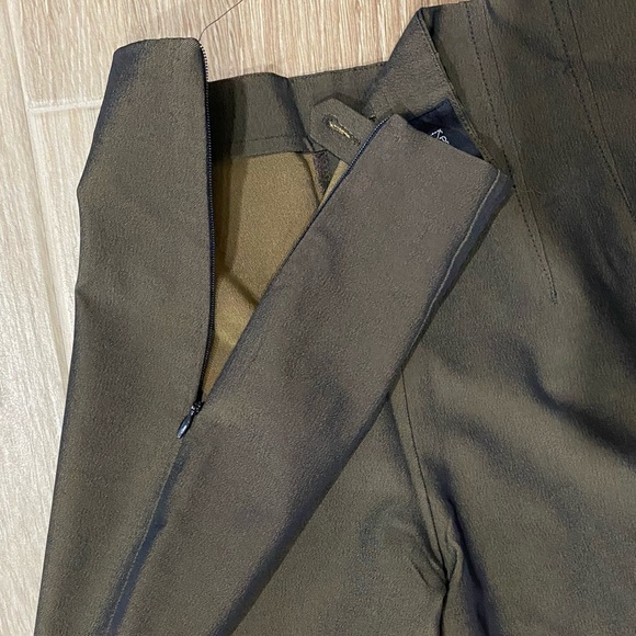 ISABEL ARDEE. Capri length dress pants with side invisible zipper. - Picture 2 of 4